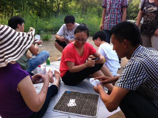 公司組織一年一度的野外燒烤活動(dòng)，并現(xiàn)場(chǎng)舉辦斗地主大賽